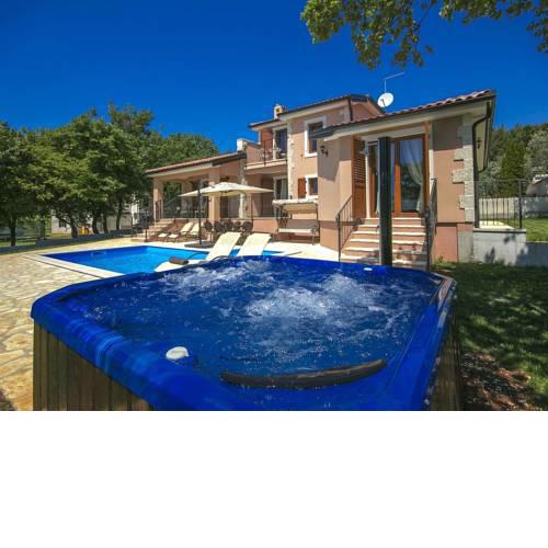 Luxury Villa in Fuskulin with Swimming Pool and Jacuzzi
