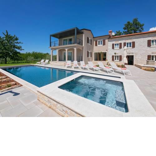Luxury Villa with Jacuzzi and Swimming Pool in Kastelir