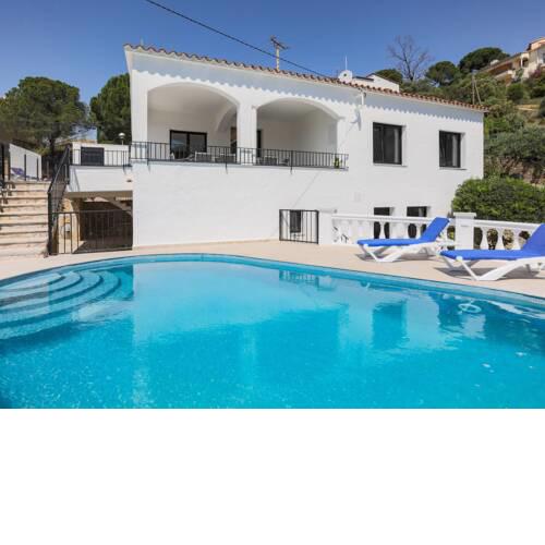 Luxury villa with pool with beautiful views over the Bay of Roses