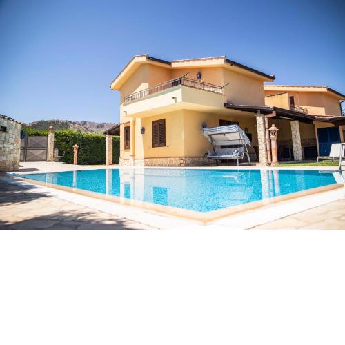 LUXURY VILLA WITH PRIVATE POOL AND PRIVATE GARDENS - Dimora Fanale
