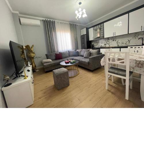 LuxuryApt/KingBed/Bathtub/HomeOffice/53inchSmartTv