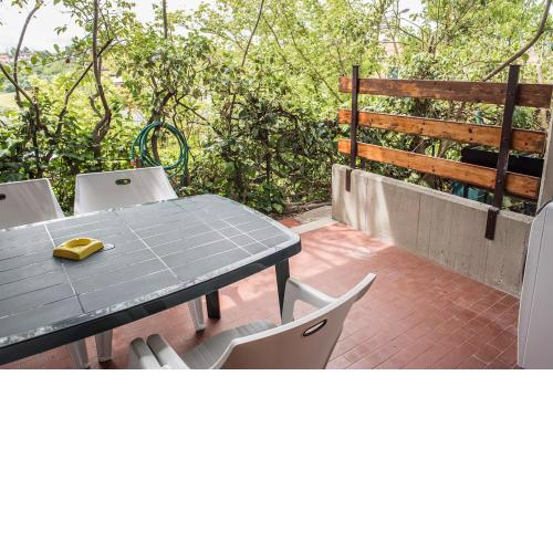 M354 - Marcelli, bilocale con portico in zona tranquilla
