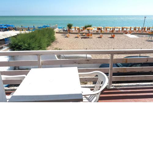 M364 - Marcelli, trilocale direttamente sulla spiaggia