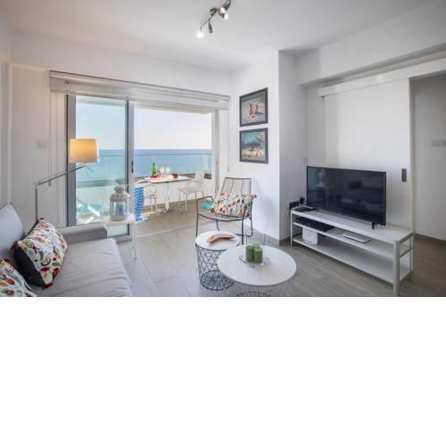 Mackenzie Zoe Seafront Suite