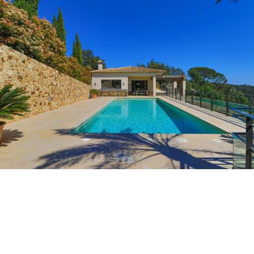Magnificent villa with swimming pool