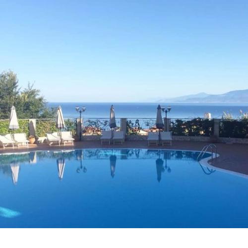 Magnifico appartamento con vista panoramica sul mare, terrazza sul tetto e ampio balcone , Magnificent full equipped seaview flat with privat parking solarium and terrace