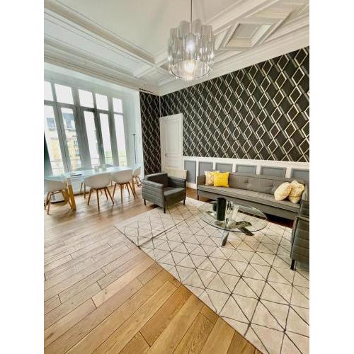 Magnifique flat avec balcon Champs-Elysées. AC