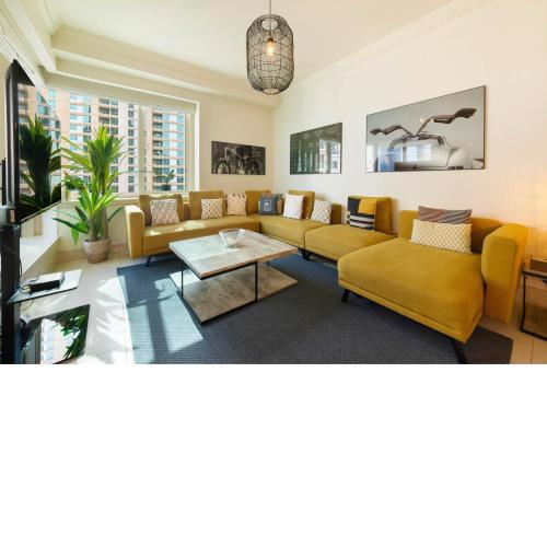 Maison Privee - Stunning Waterfront Apt with Marina View nxt to Beach