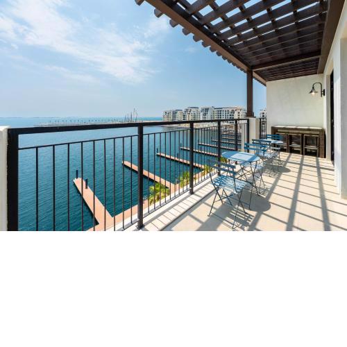 Maison Privee - Stunning Waterfront Apt with Open Sea Vws in La Mer