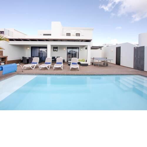 Majestic Holiday Home in Playa Blanca with Private Pool