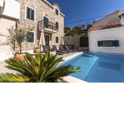 Makarska Villa Sleeps 8 with Pool Air Con and WiFi