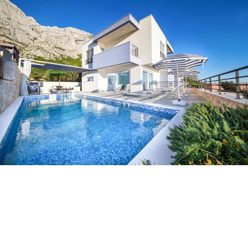 Makarska Villa Sleeps 8 with Pool Air Con and WiFi