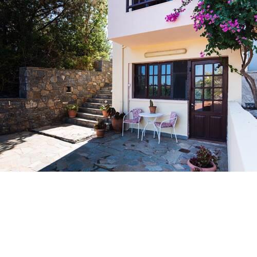 Malia Traditional Retreat-Secluded Cozy Nest