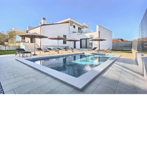 Malotija Villa Sleeps 10 with Pool Air Con and WiFi