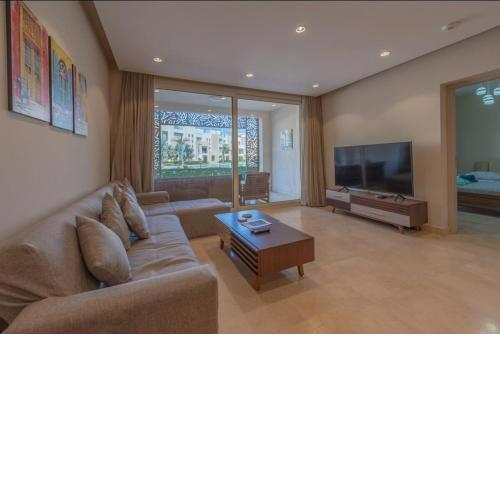 Mangroovy- 1br GF Waterfront Glitzy direct pool