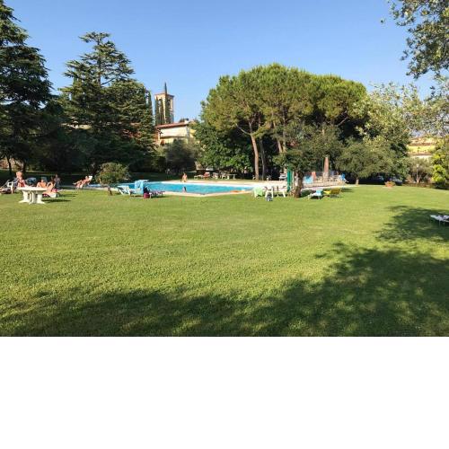 Mansarda Residence L'Oliveto in un parco di 9000 mq con piscina