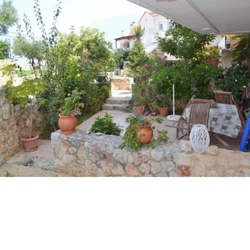 MARILIA Poolside Apartment