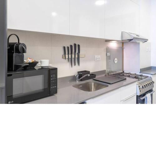 Marina & Downtown Views in Modern Studio - JVC