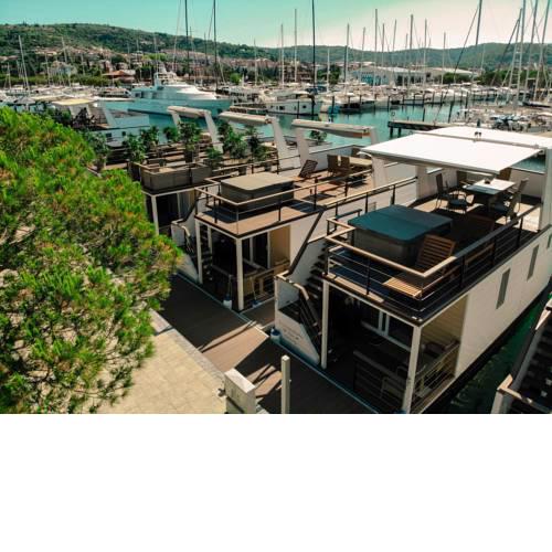 Marina Luxury Houseboat Lace