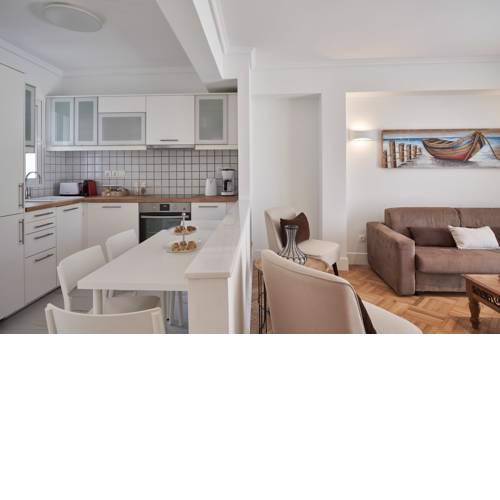 Marvelous n Bright Apt next to Megaro Mousikis