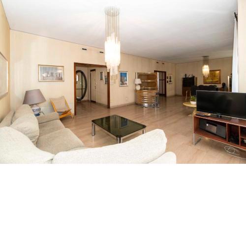 Massaua Roomy Vintage Apartment