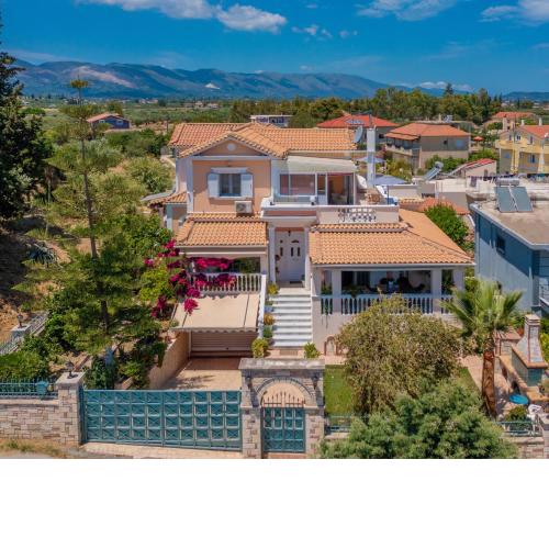 Matina's Family House with your Private Jacuzzi!