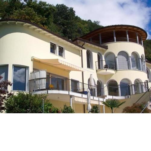 Mediterrane Villa mit Indoorpool und Traumblick