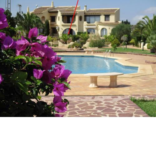 Mediterranes Reihenhaus mit Gemeinschaftspool und Meerblick