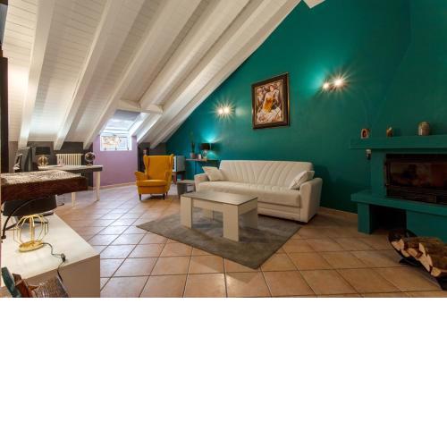 MEMA HOLIDAY HOME