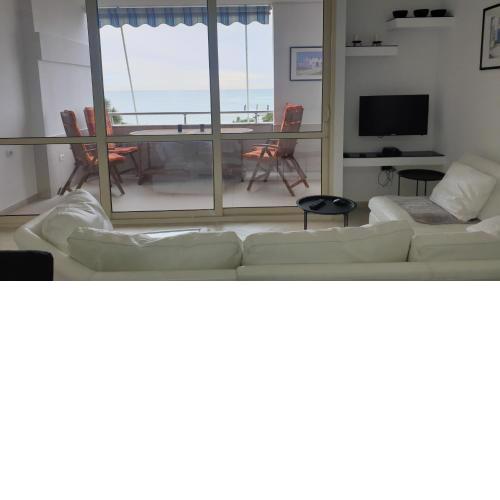 M&I Beach Apartment with Sea View