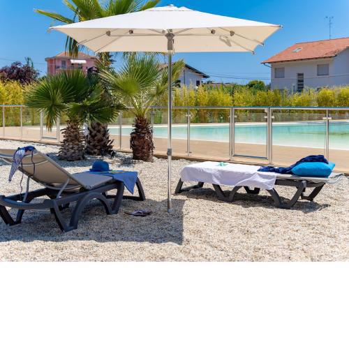 Michelangelo with swimming pool and terrace in Borghetto