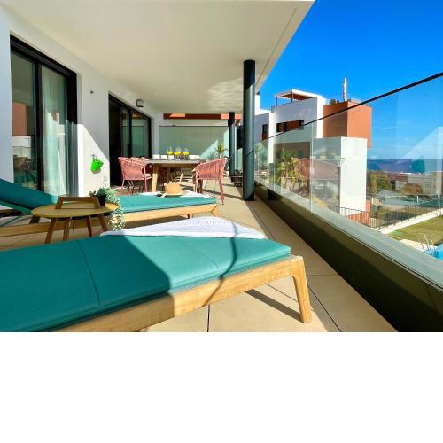 Middle View Lux living near the beach with sea view - pools, sauna and gym by Solrentspain