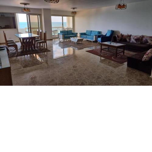 Midpoint Sea View - families only