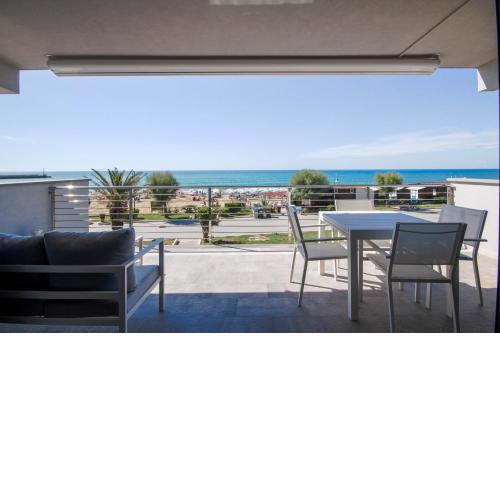 MIMMO 9 seafront apartment just 20mt from the beach