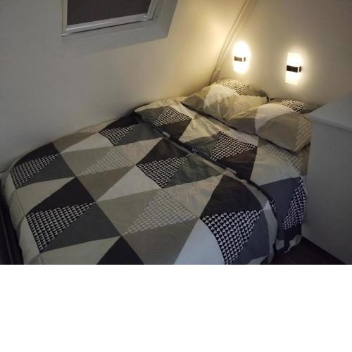 Mini studio au pied de la Tour Eiffel - completely refurbished speed WIFI, Check in 24h, Bed king size 140x190, no lift 6th floor, shared toilets