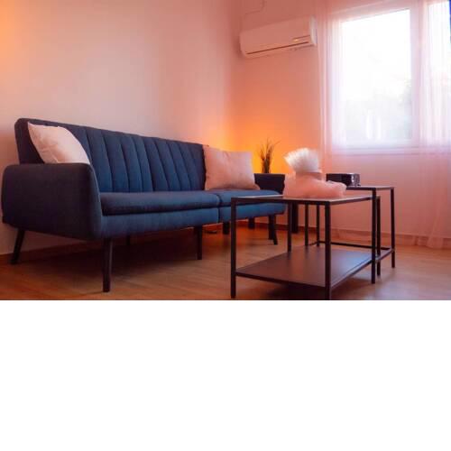 Minimal apartment next to Marina Zeas