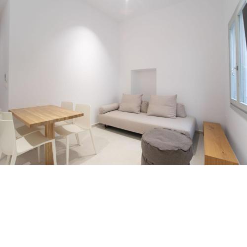 Minimal house in the heart of Paroikia