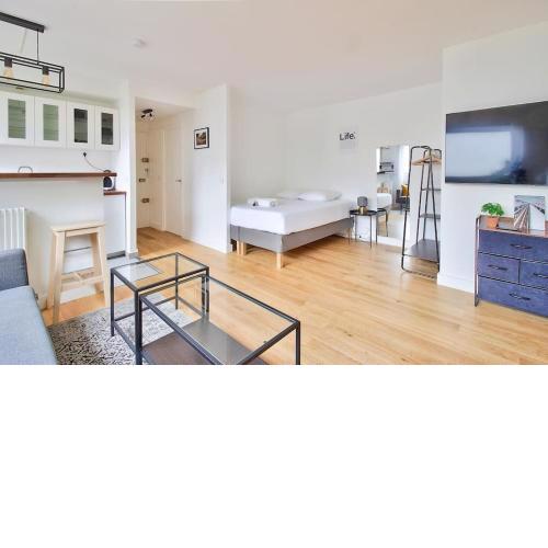 Modern 1 bed flat in Paris XVIII
