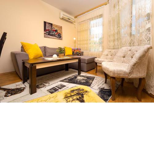 Modern 1 BR Apartment Top Center