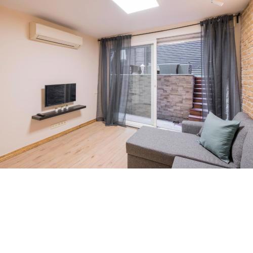 Modern 2 Br Duplex With Garden In Cihangir