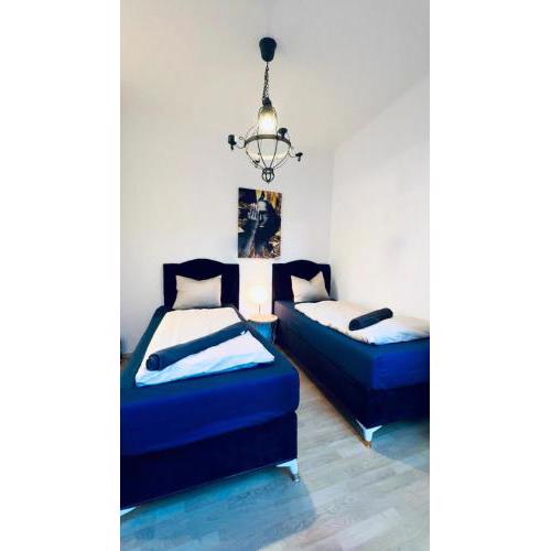Modern 2BR Stay for 5 Prime Location