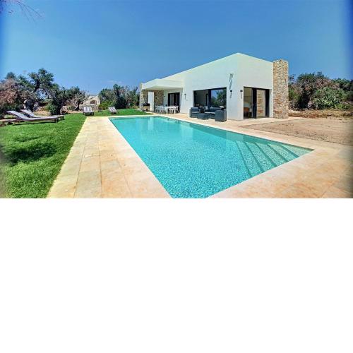 Modern 5-star villa with pool 1km from the sea