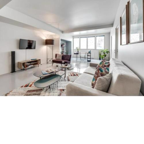 Modern and bright 2BD for 11 guests in Le Marais!