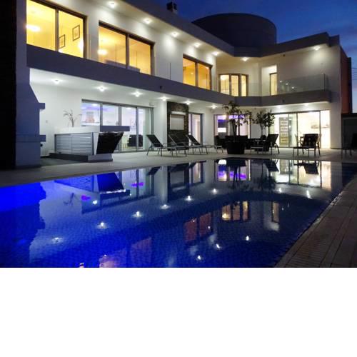 Modern and luxury villa with 5 bedrooms and panoramic views