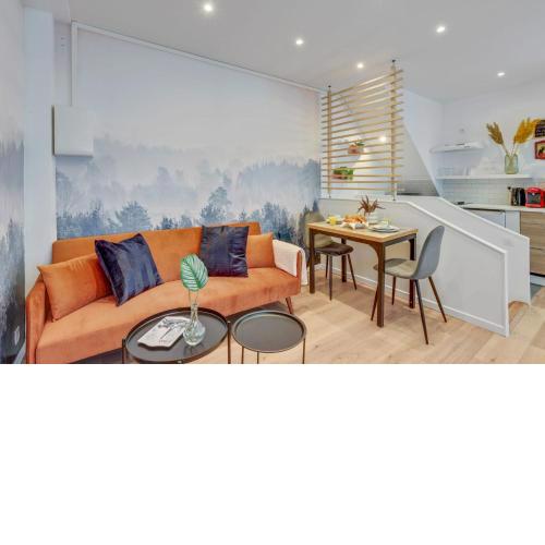 Modern and warm fully renovated split level apart steps away from the Grands Boulevard