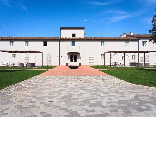 Modern apartment near Pistoia with shared garden