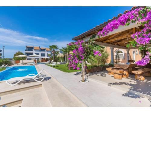 Modern apartment with balcony, sea and pool view for a couple in Medulin