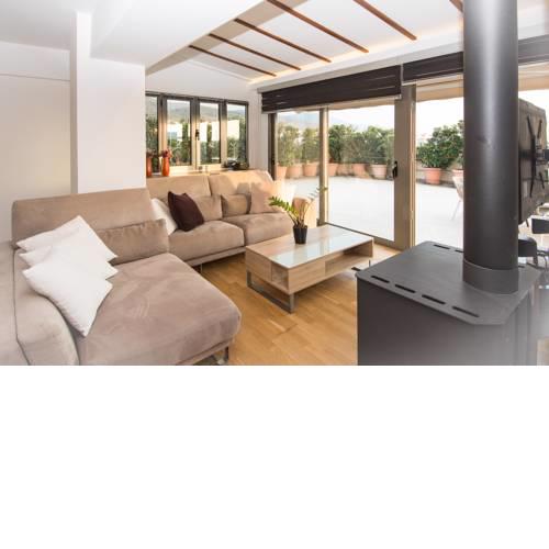 Modern Apartment with Private Terrace, Panoramic Seaview by Metro