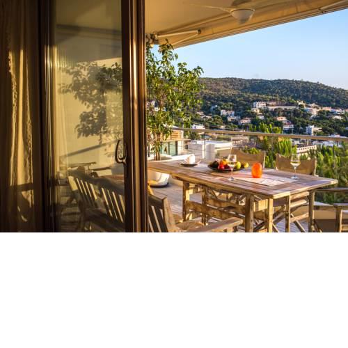 Modern Apartment with sea view in Saronida