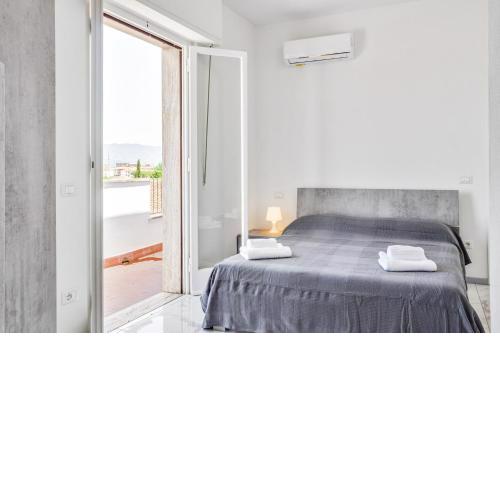 Modern Attic with Balcony - Panoramic City View